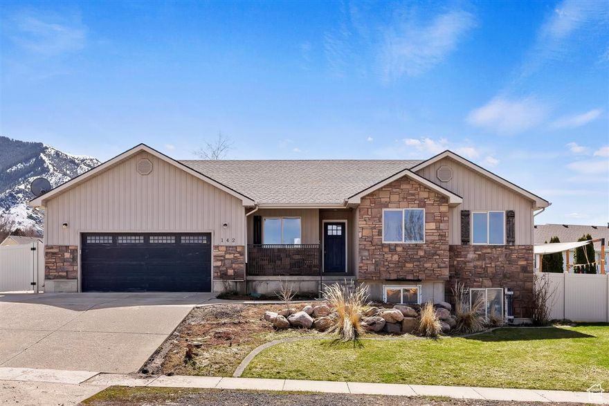 Beautifully updated home now with a mother-in-law apartment! New walkout entrance and 2nd kitchen with a 2nd laundry. Offset your mortgage payment with some rental income! Don't miss this one!