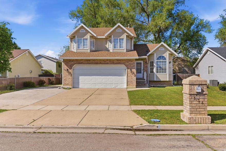 THIS ADORABLE HOME IS CONVENIENTLY LOCATED NEAR LOCAL AMENITIES. OFFERING A FULLY FENCED YARD WITH DEDICATED RV PARKING. GORGEOUS HARDWOOD FLOORS AND A COZY GAS FIREPLACE WITH PLENTY OF BEDROOM SPACE, AMPLE ROOM FOR FAMILY, GUESTS, AND EVEN A HOME OFFICE, PROVIDING ROOM FOR COMFORTABLE LIVING AND VERSATILITY.