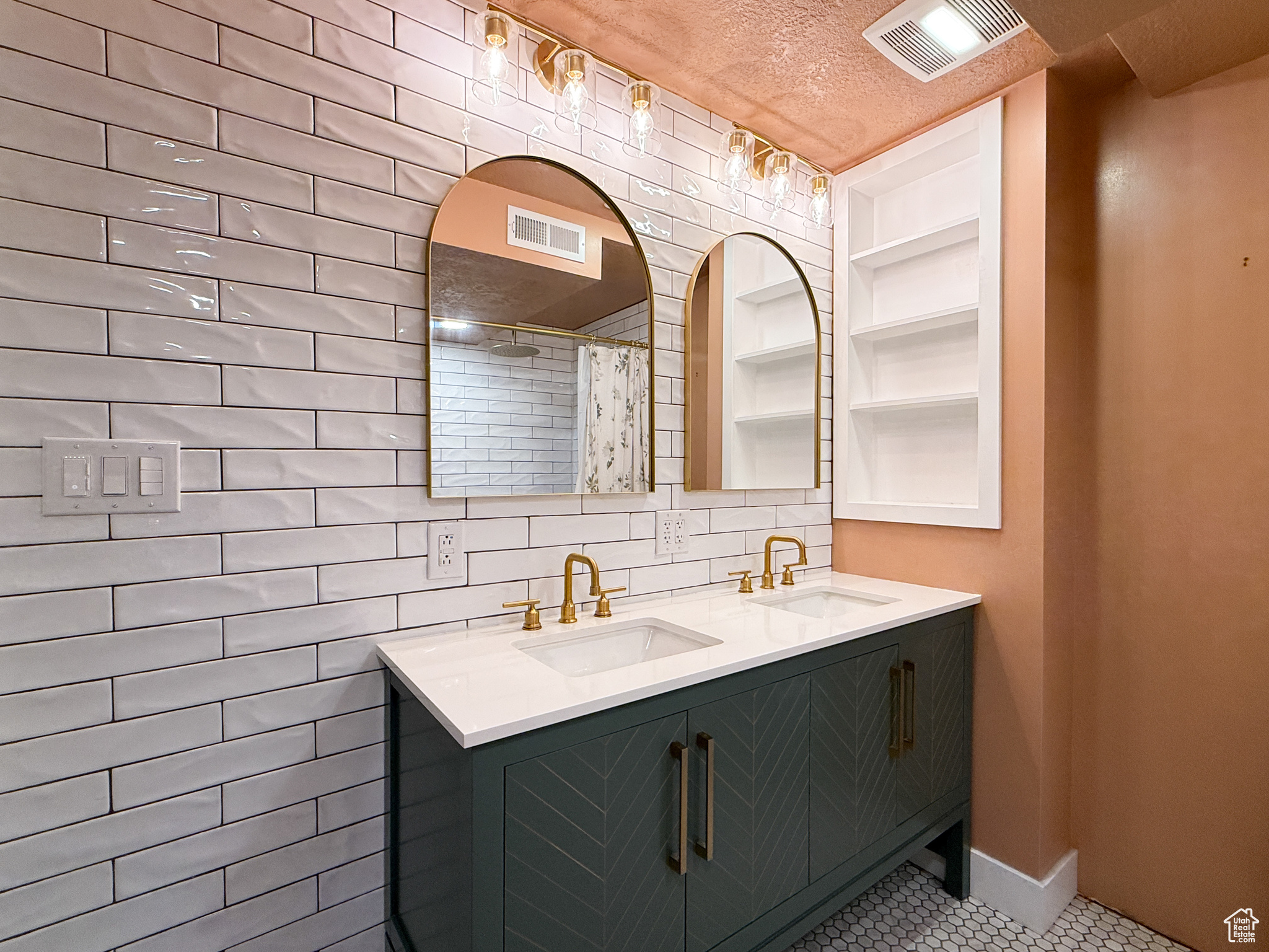 ANNIES LANDING - Residential