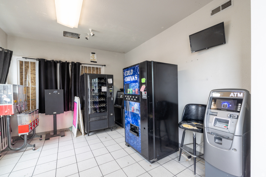 OAKLEY - Commercial Sale