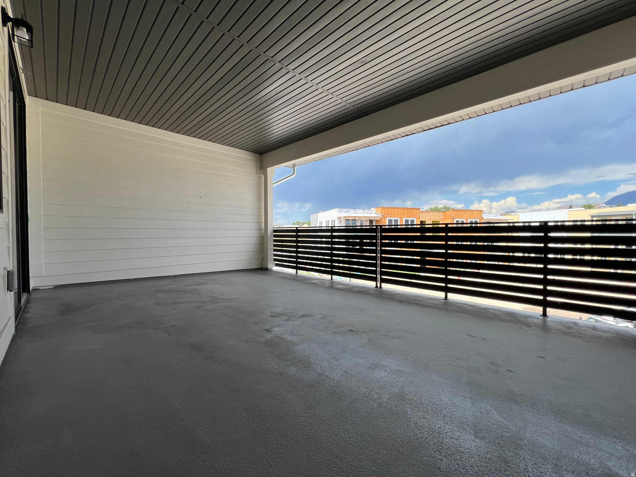 736 W BLUE MAGIC LN S R204