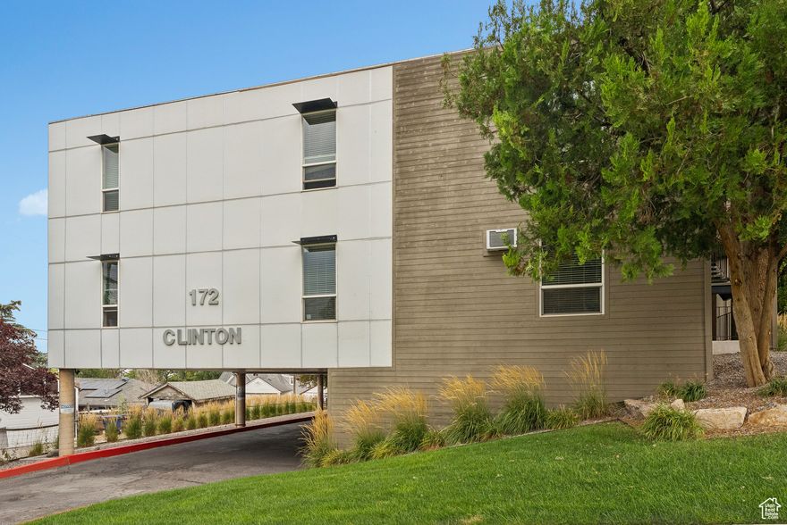 16 Plex in eastern Marmalade district. High growth area with amazing walkability to local restaurants and amenities. All units are updated and property is professionally managed and maintained. Exterior recently renovated with modern features. Don't miss this opportunity to owner a turn key investment in Salt Lake City. # of Units 16 Current monthly Income RENT $22,169 Other Monthly Income $1,960 Total Possible Annual Income $289,548 Price per Door $243,750 Inquire about amazing ASSUMABLE financing on this property.