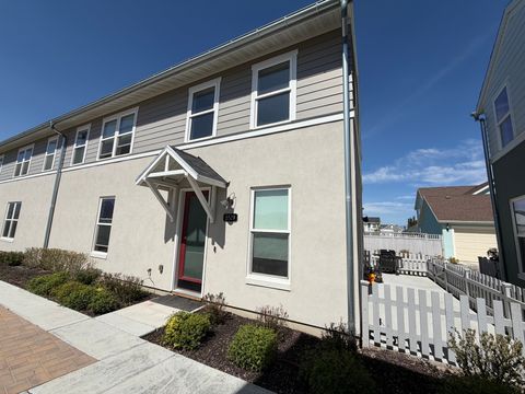 Townhouse For Sale - 5529 W Pronghorn Dr<br/> South Jordan, UT 84009
