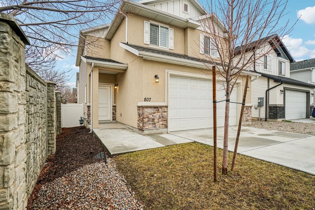 Photo of 807 N WELLINGTON CT, North Salt Lake, UT 84054 (MLS # 2140729)
