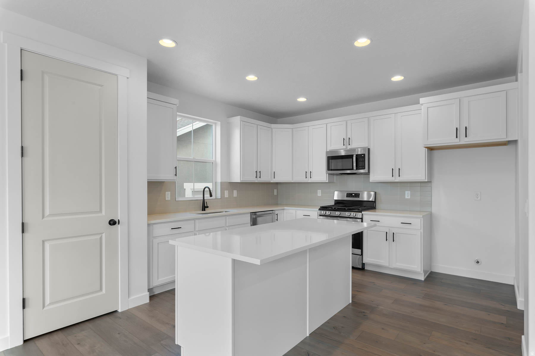 BROADVIEW SHORES 823 - Residential