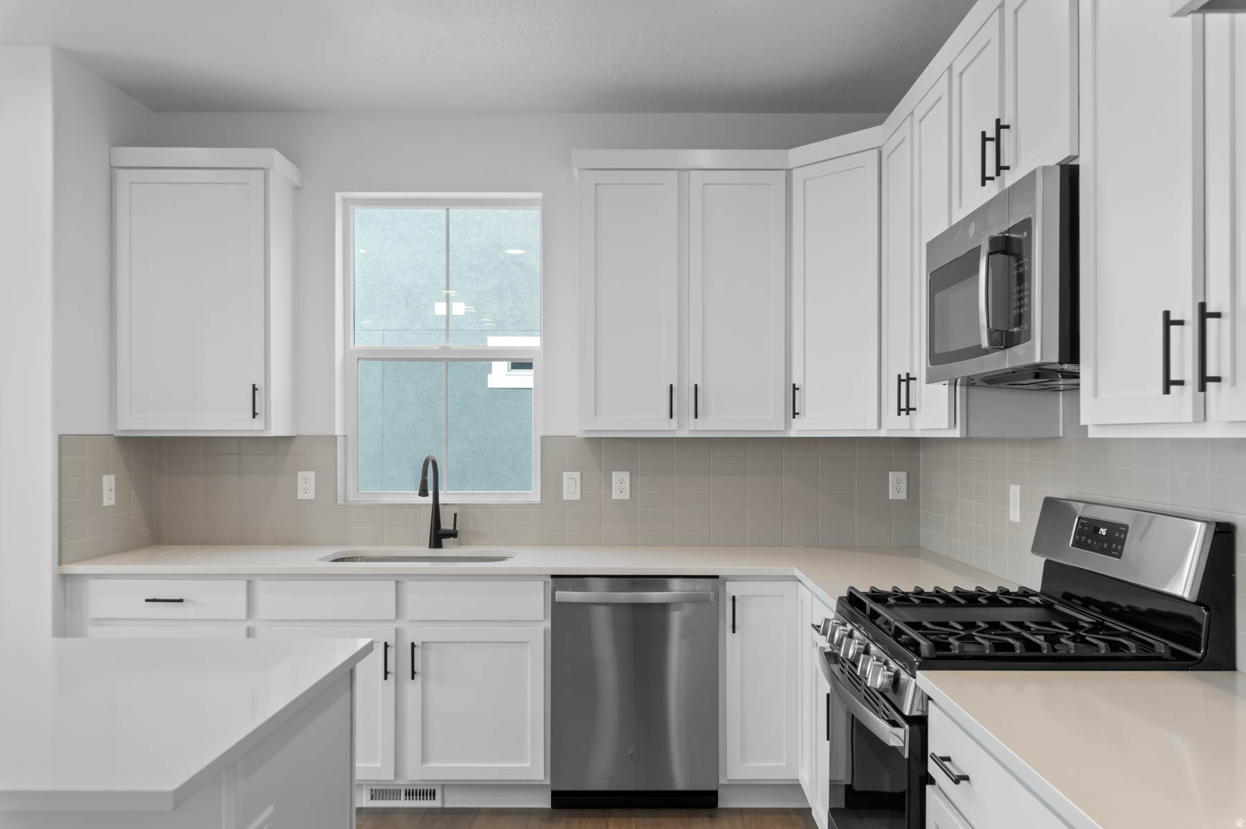 BROADVIEW SHORES 823 - Residential