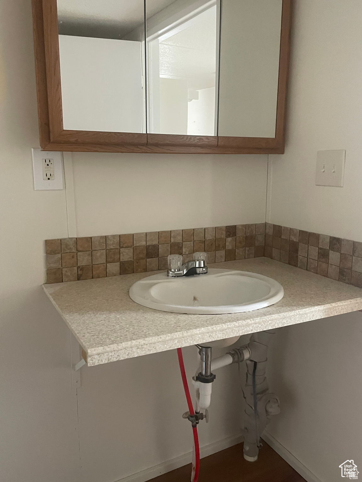 Main image without alt text