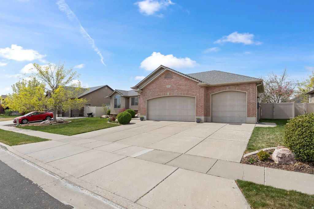 Photo of 1872 S 2265 W, Syracuse, UT 84075 (MLS # 2147223)