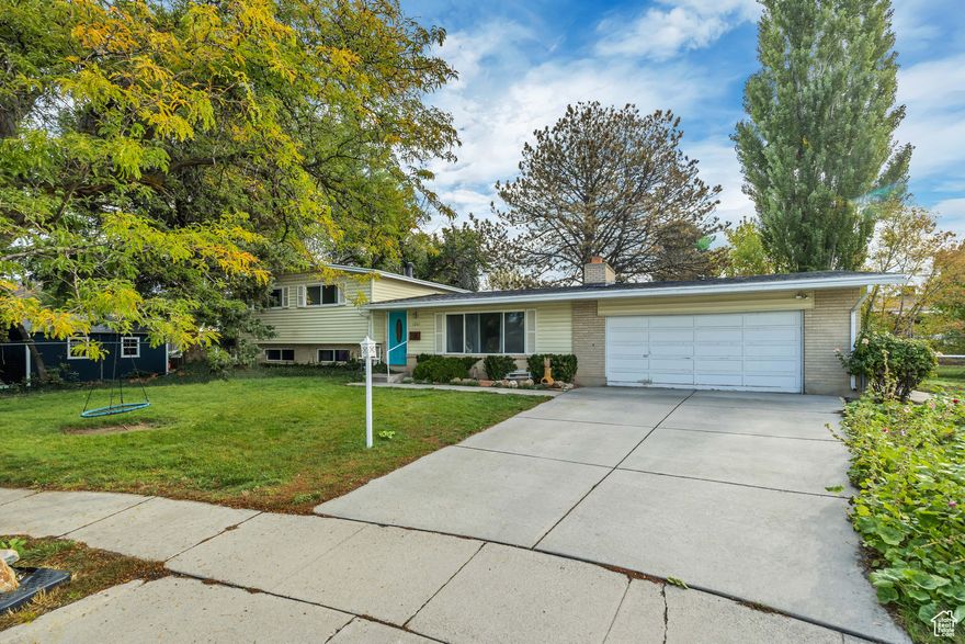 Classic, beautiful home located in the heart of Murray! Features include new flooring, a reverse osmosis water system, spacious living areas and a huge primary bedroom. This home has a separate basement entrance AND a second kitchen giving you the option to use as an ADU. Conveniently located in a quiet cul-de-sac with a large, fully fenced yard and beautiful mountain views with easy access to shopping, schools, and freeways. Don't miss out on this one!