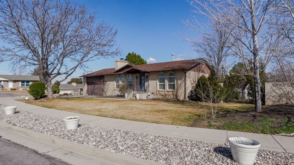Photo of 5867 S JONQUIL DR W, Taylorsville, UT 84129 (MLS # 2142541)