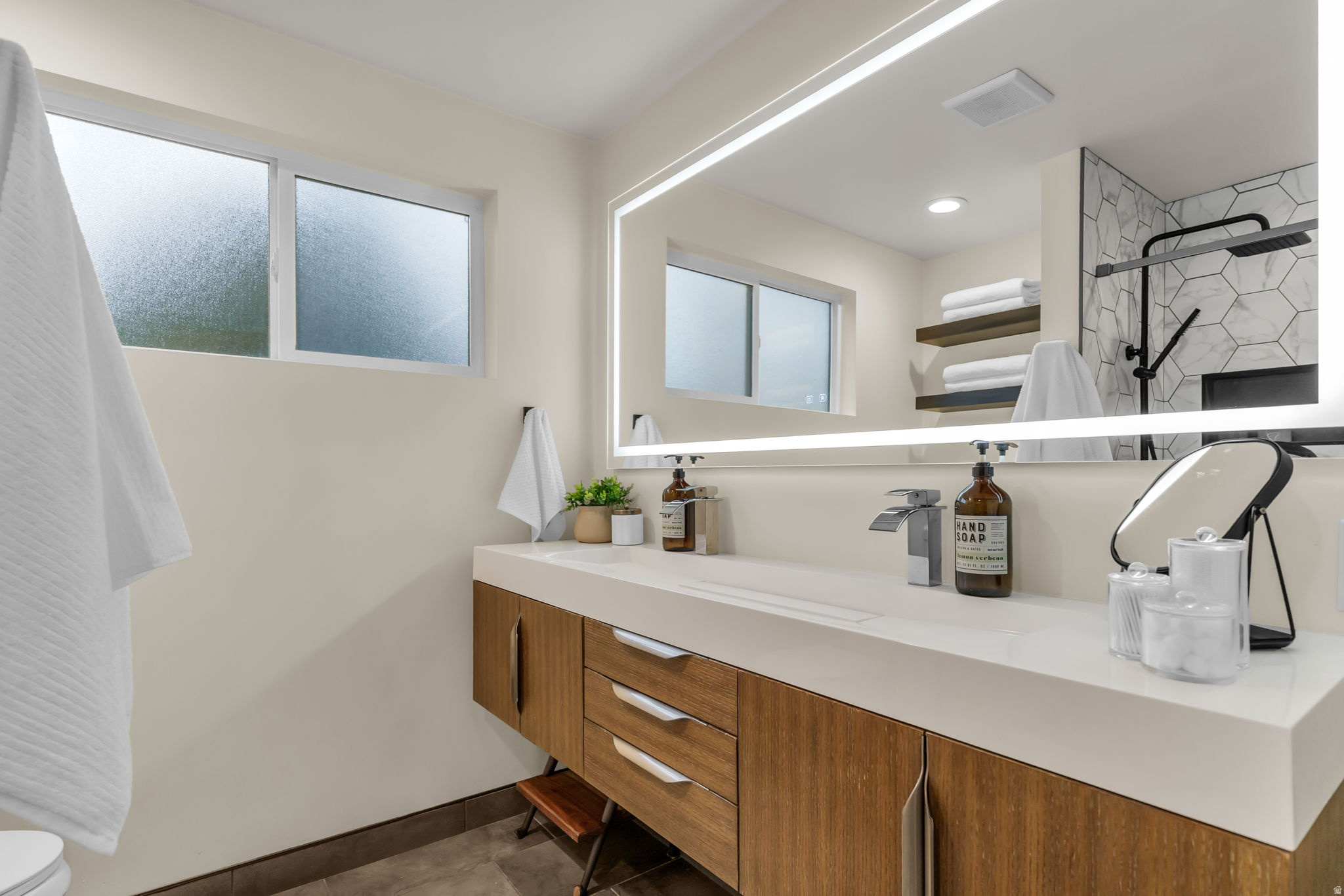 HOLLADAY HILLS - Residential Income