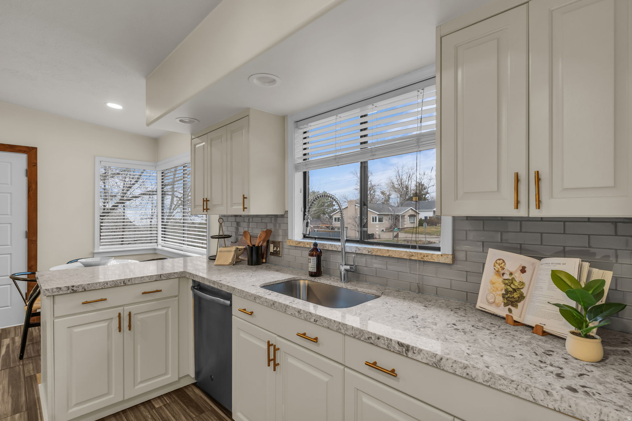 HOLLADAY HILLS - Residential Income