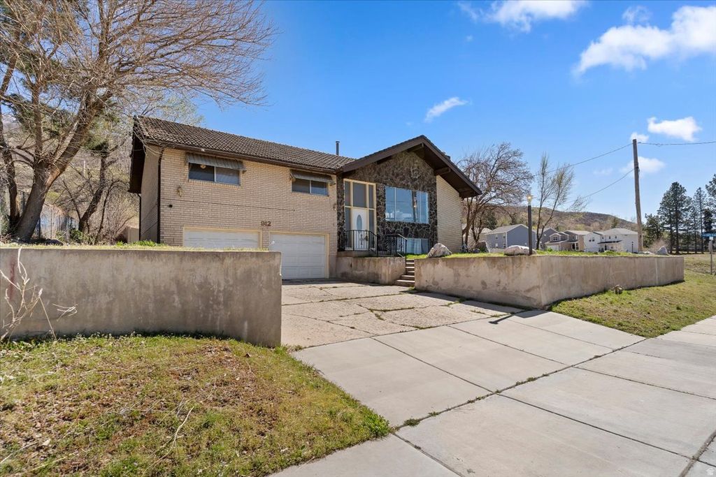Photo of 912 N EASTSIDE DR, Layton, UT 84040 (MLS # 2146099)