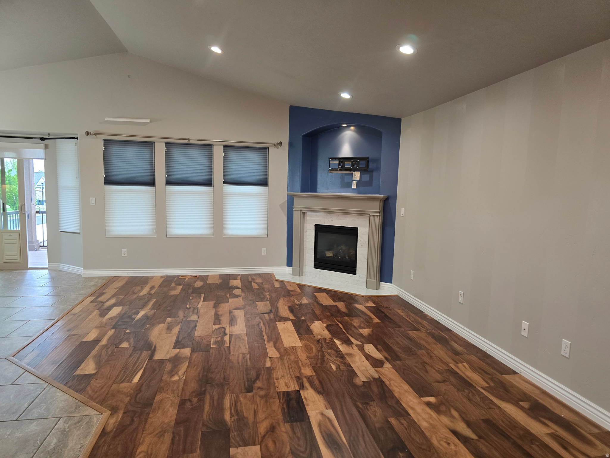 DIAMOND SUMMIT - Residential