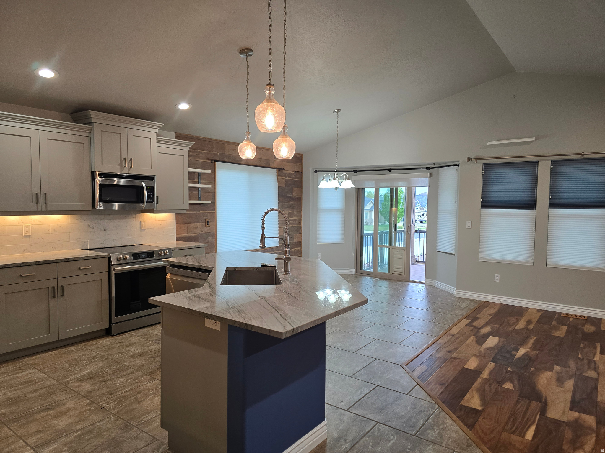 DIAMOND SUMMIT - Residential