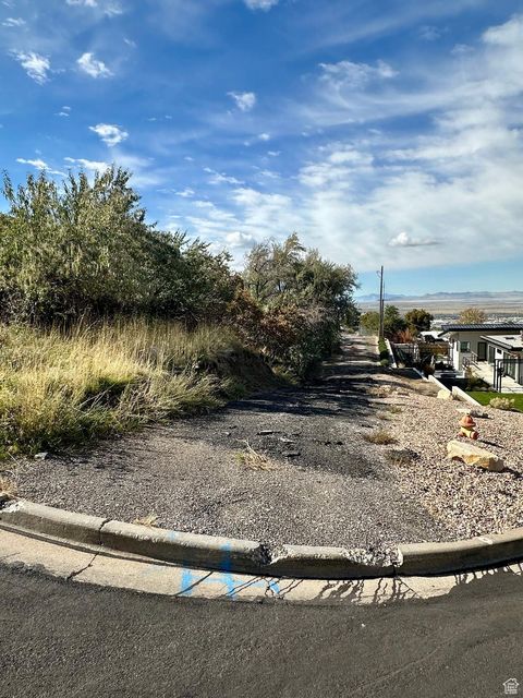 Tiny photo for 3716 S OAKRIDGE CT, Bountiful, UT 84010 (MLS # 2117676)