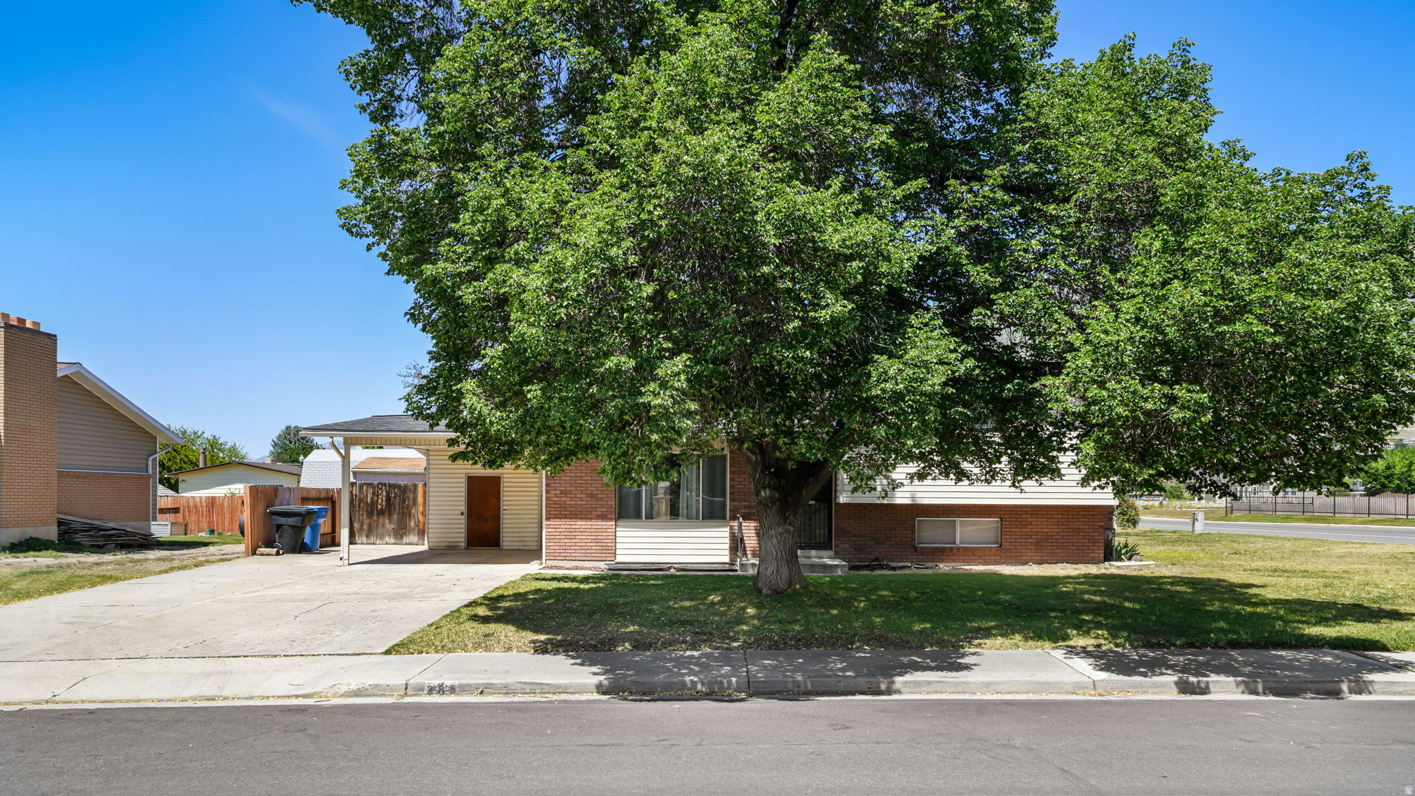 QUEENS PARK - Residential