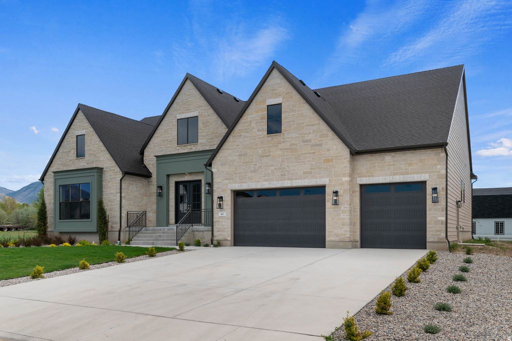 Photo of 461 W SUMMIT LN, Kaysville, UT 84037 (MLS # 2120959)
