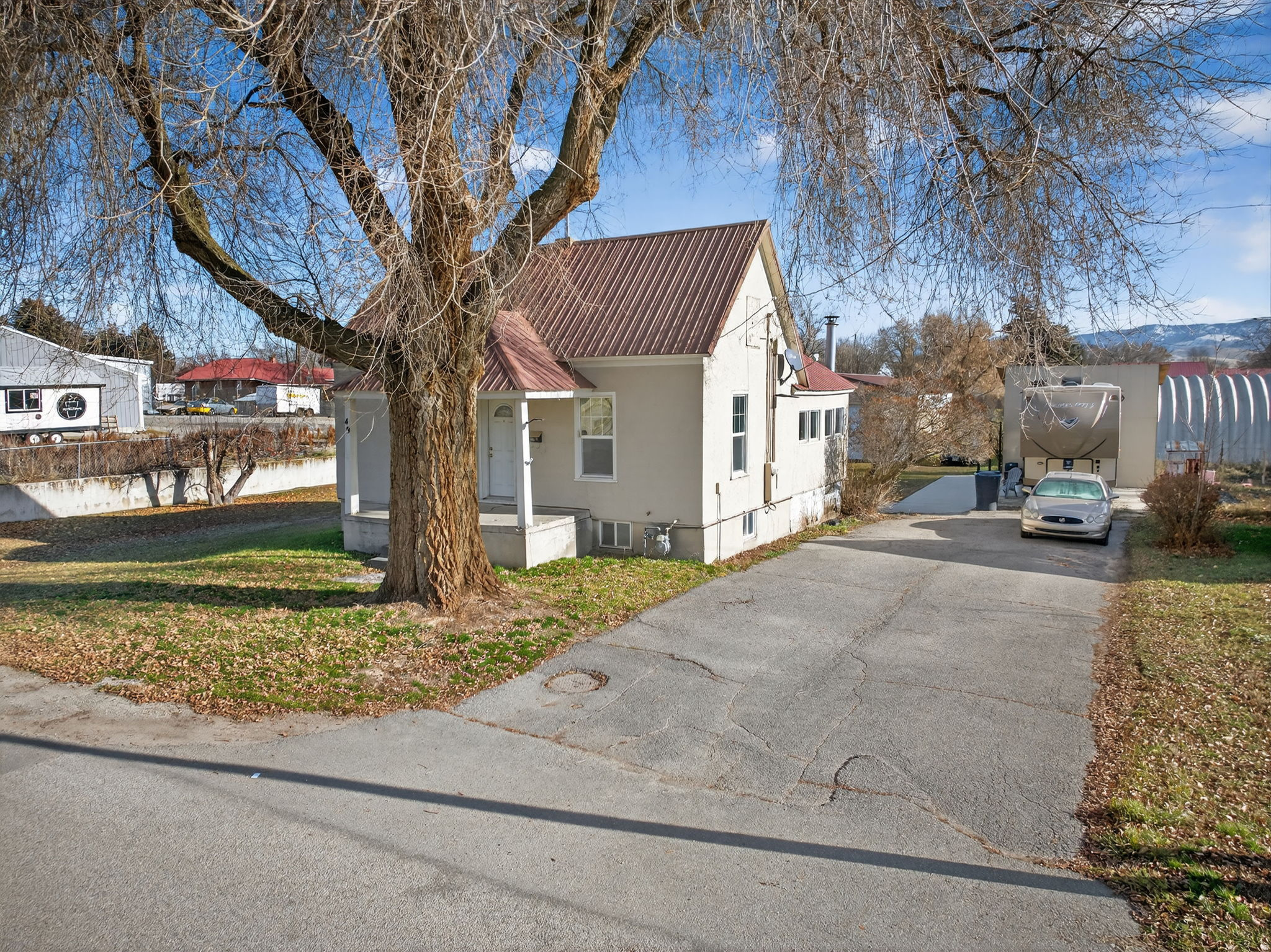 Main image without alt text