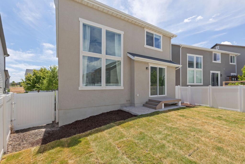 Photo of 1738 W STONE GATE DR, Saratoga Springs, UT 84045 (MLS # 2170213)