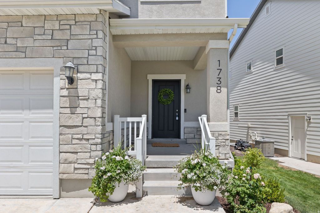 Photo of 1738 W STONE GATE DR, Saratoga Springs, UT 84045 (MLS # 2170213)