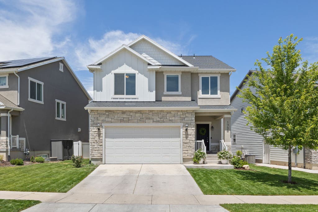 Photo of 1738 W STONE GATE DR, Saratoga Springs, UT 84045 (MLS # 2170213)