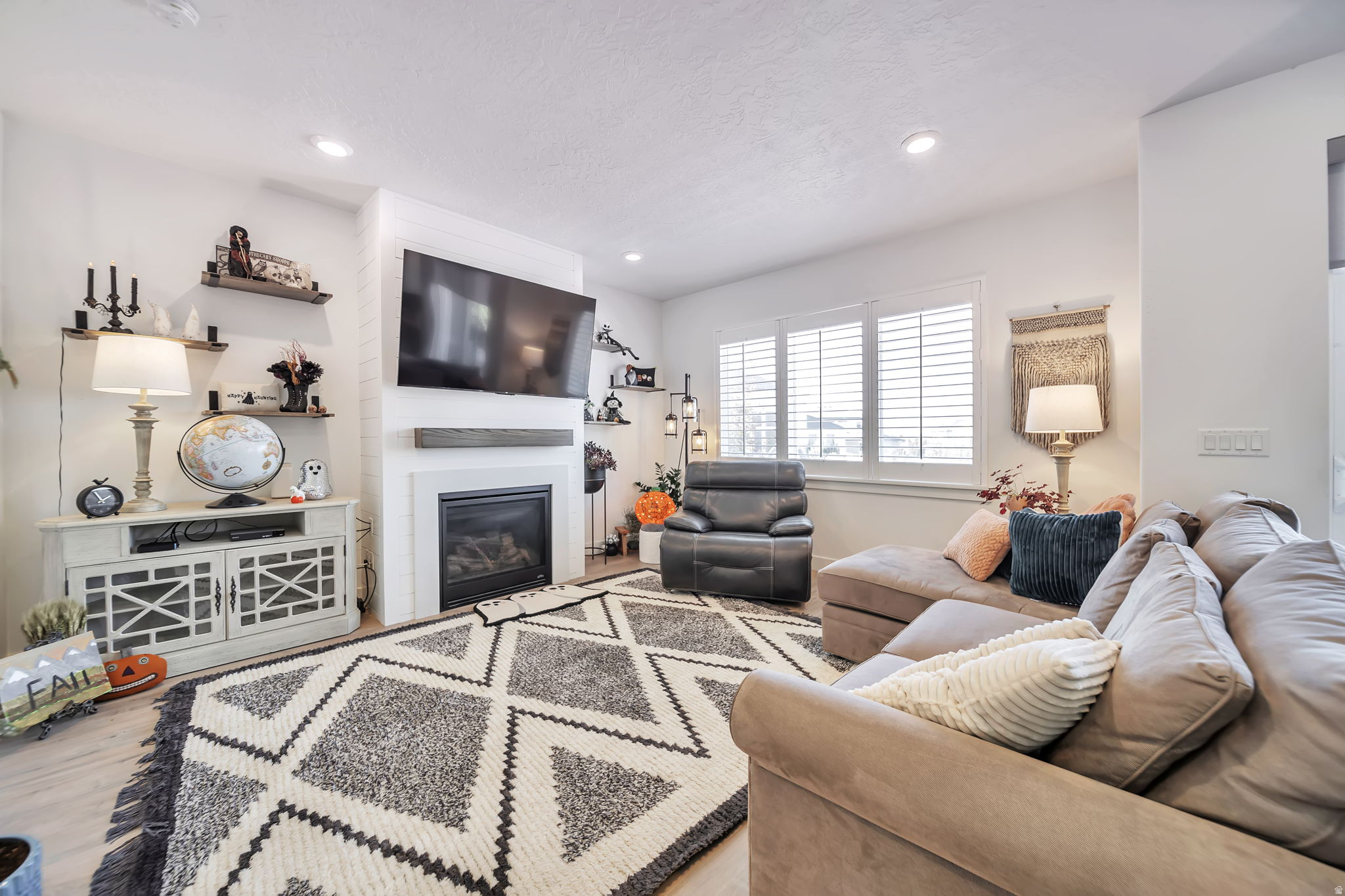 1034 W HERITAGE CREST WAY