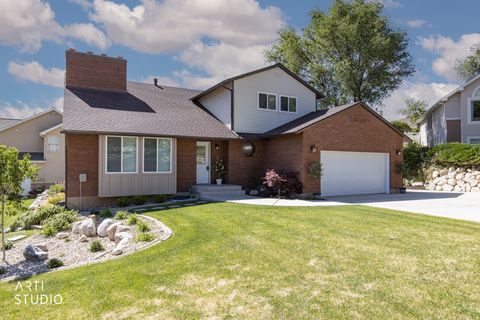 Photo of 88 W CANYON VIEW DR N, Farmington, UT 84025 (MLS # 2158475)