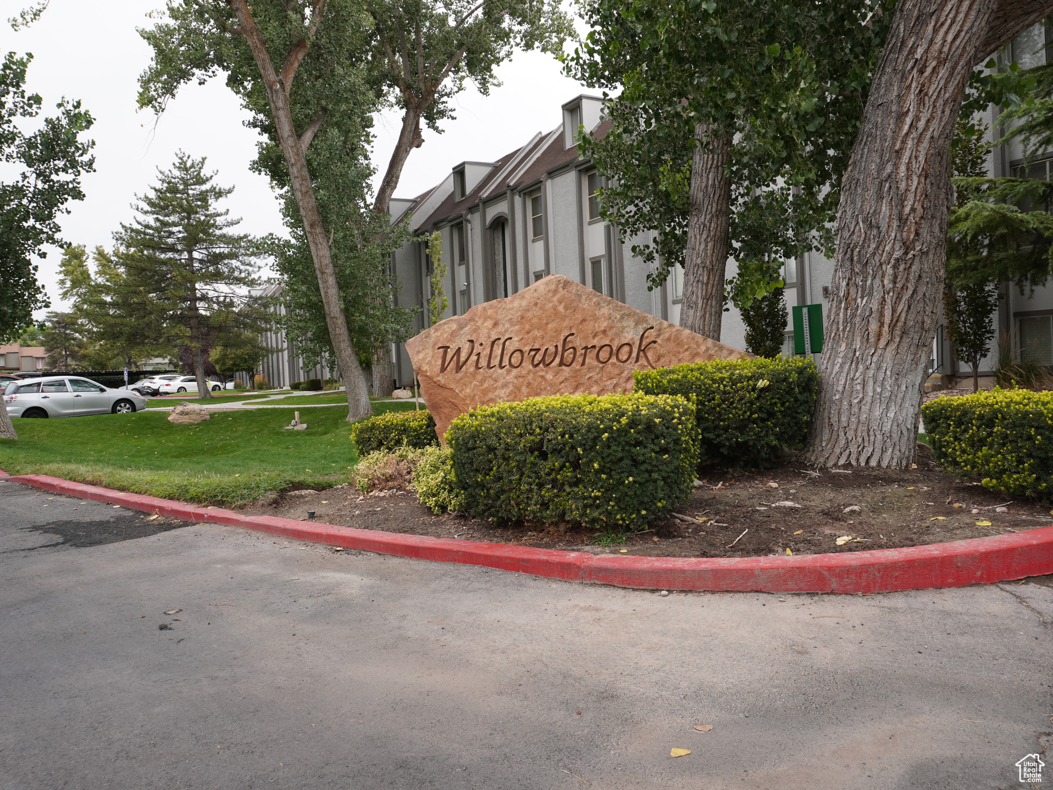 This cozy Murray condo is tucked away in a quiet area, yet close to everything! Main floor condo backing the creek. Recently updated with new carpet and paint. Close to Murray Park, IMC, shopping, entertainment, major freeways, and more! Call to schedule your showing today!