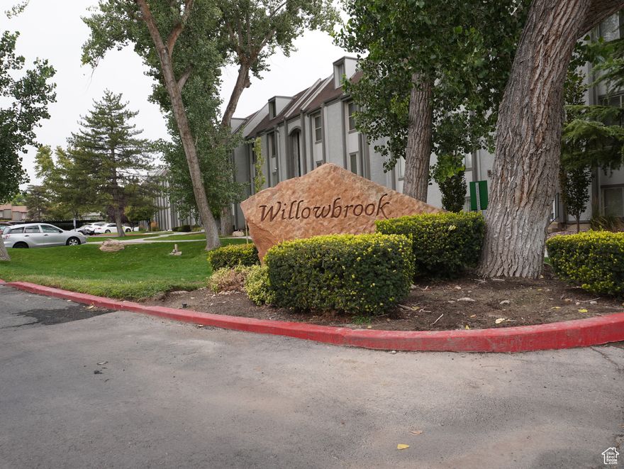 This cozy Murray condo is tucked away in a quiet area, yet close to everything! Main floor condo backing the creek. Recently updated with new carpet and paint. Close to Murray Park, IMC, shopping, entertainment, major freeways, and more! Call to schedule your showing today!