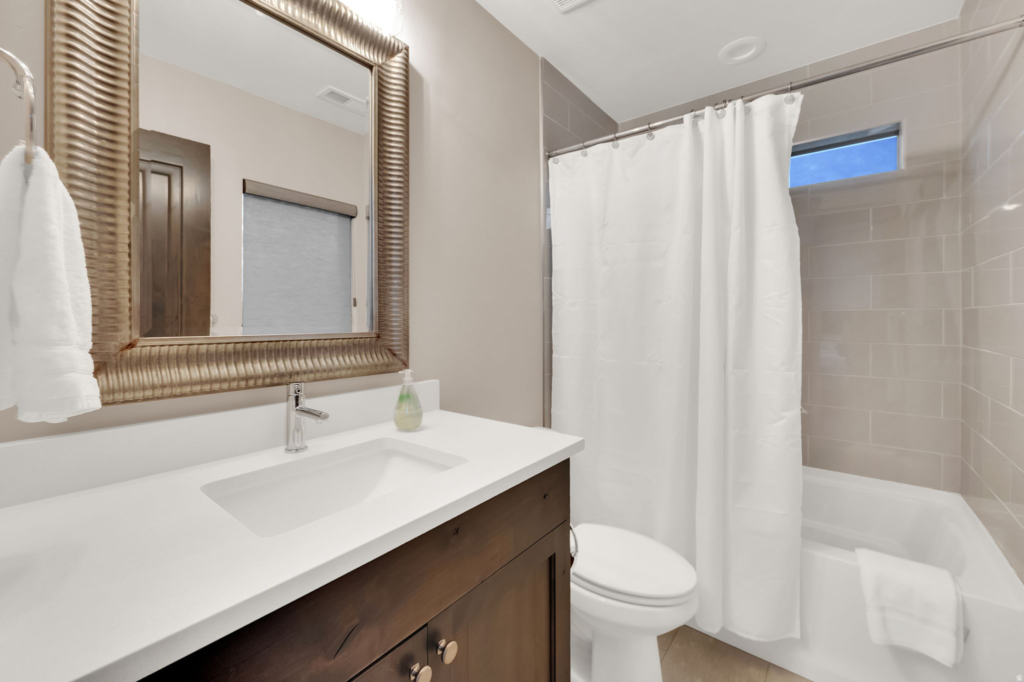 EDGEWATER - Residential Lease