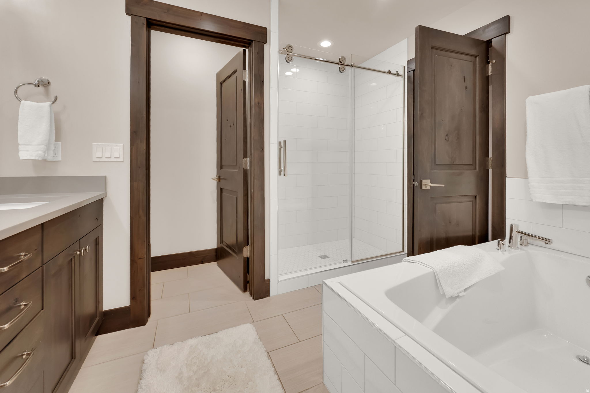 EDGEWATER - Residential Lease