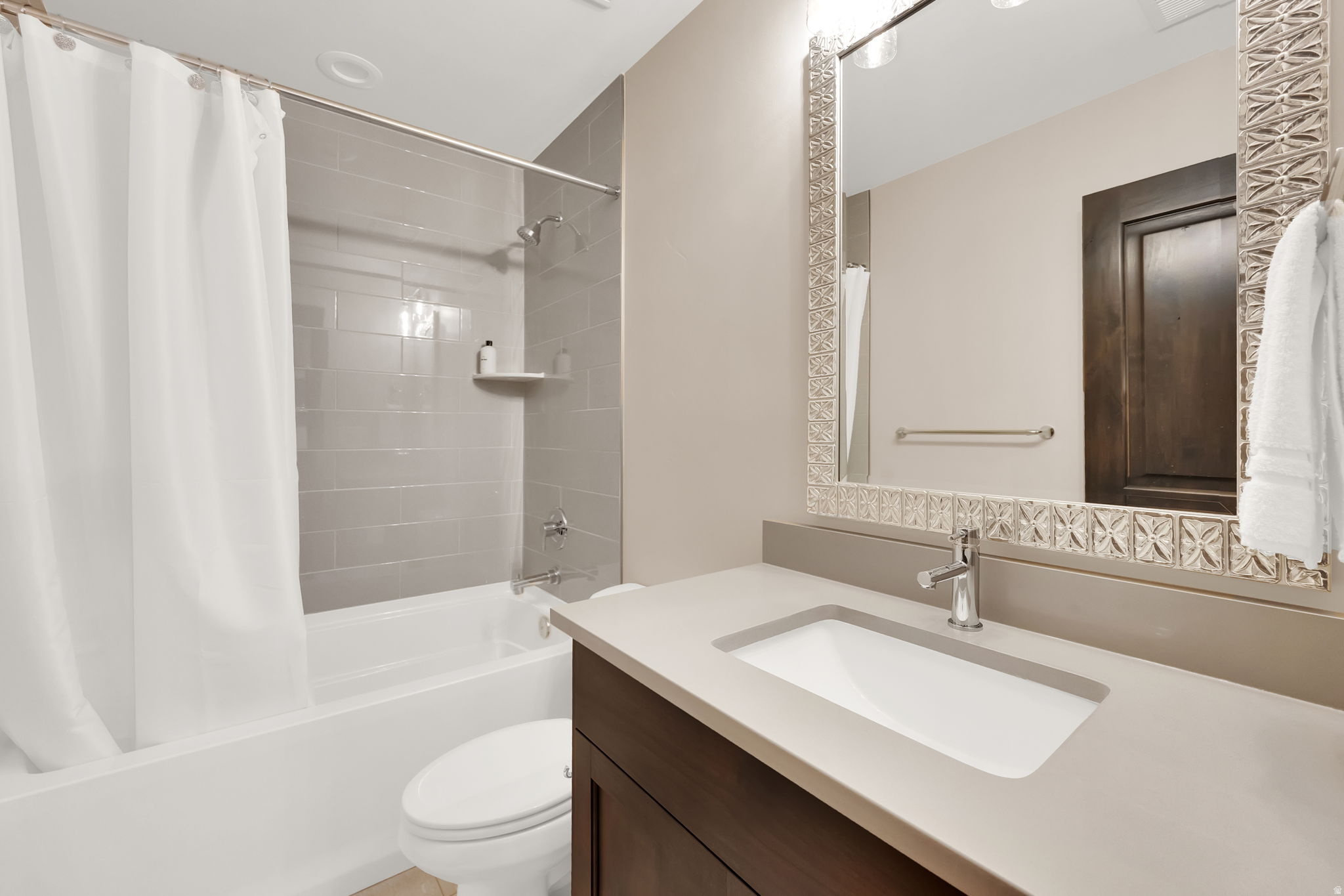 EDGEWATER - Residential Lease