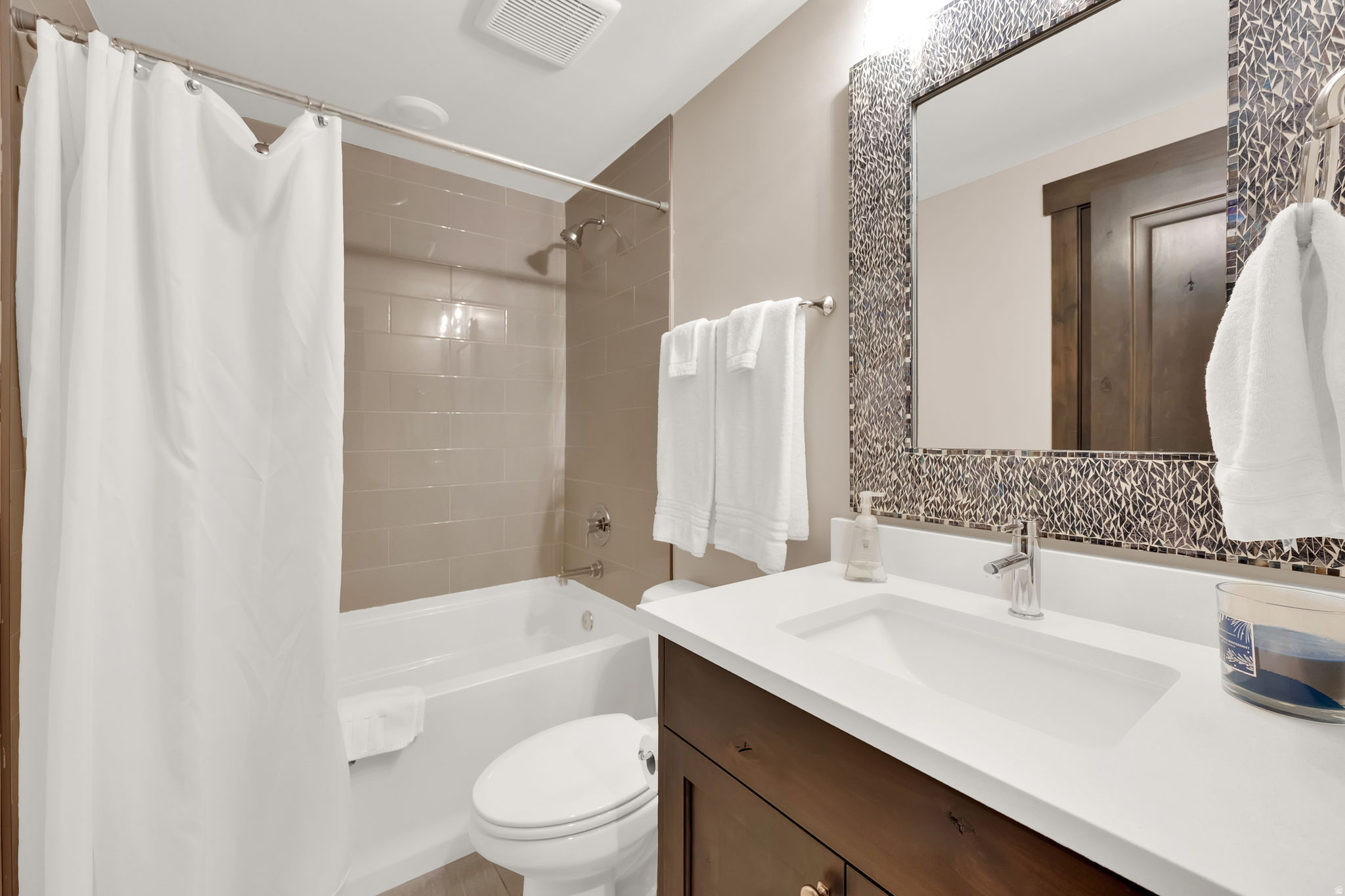 EDGEWATER - Residential Lease