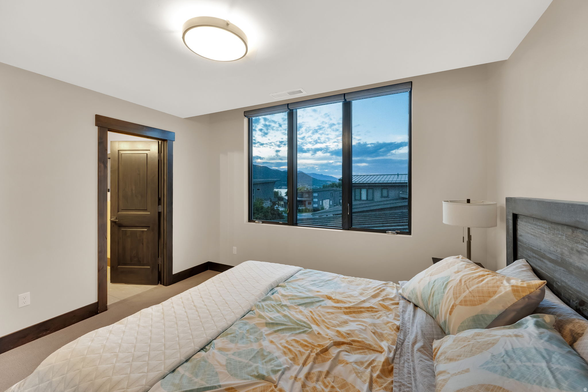 EDGEWATER - Residential Lease