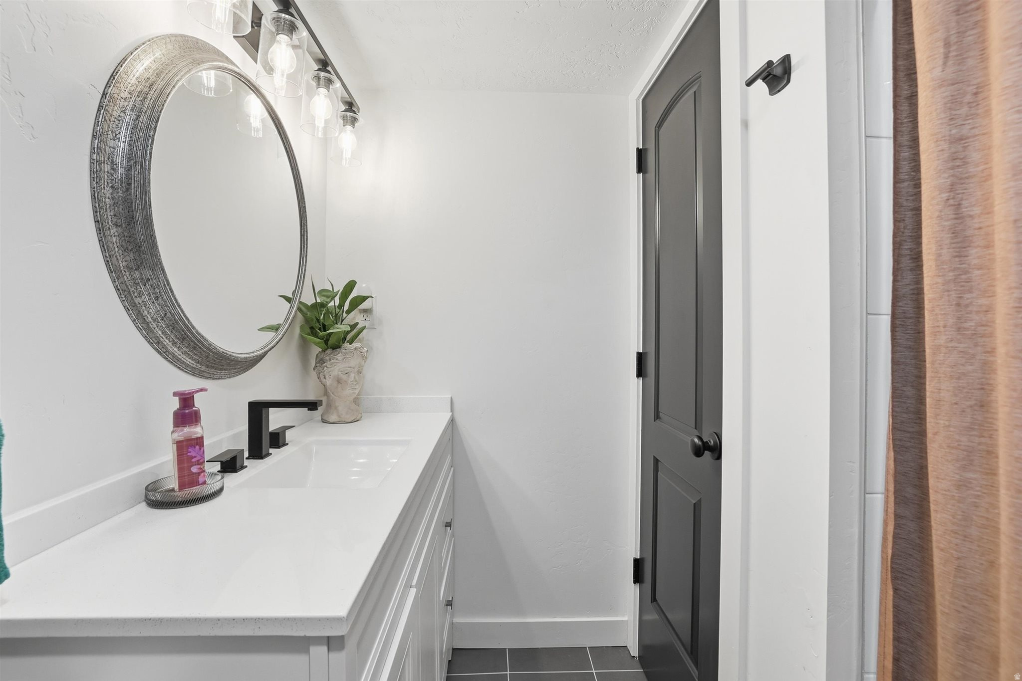 KRISTEN KOVE - Residential