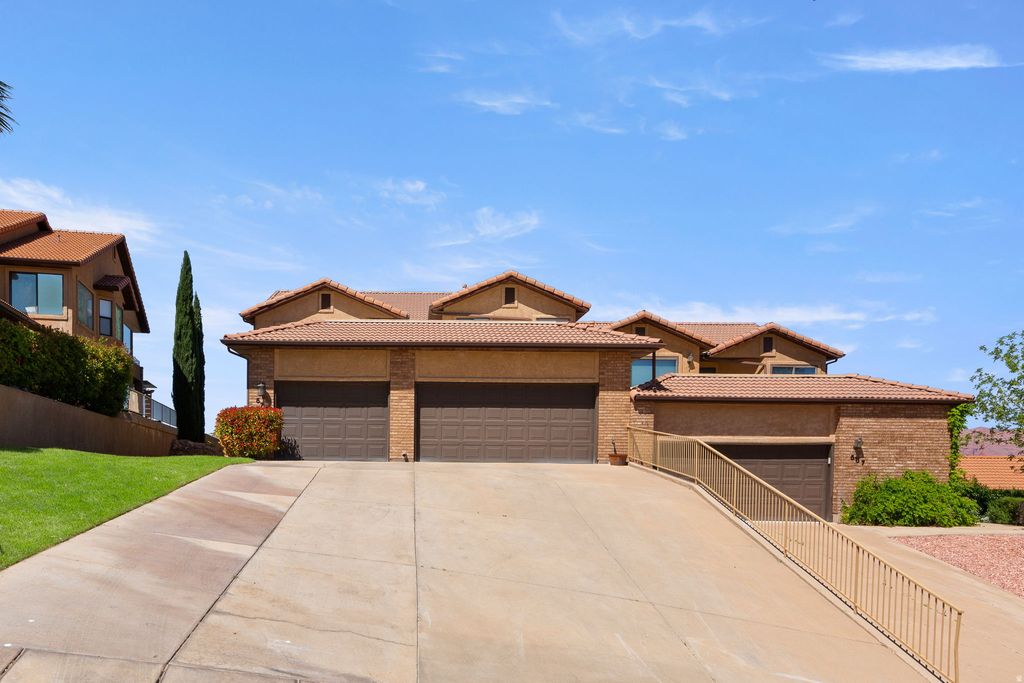 Photo of 579 N RIDGECREST CIR, Saint George, UT 84770 (MLS # 2152612)