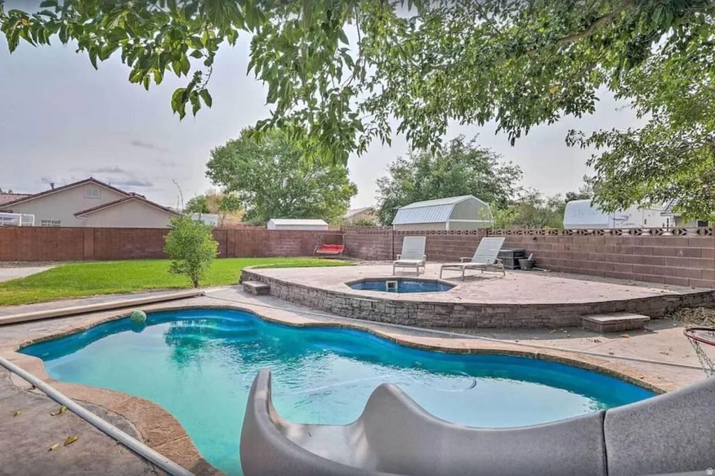 Photo of 3819 W 240 N, Hurricane, UT 84737 (MLS # 2134306)