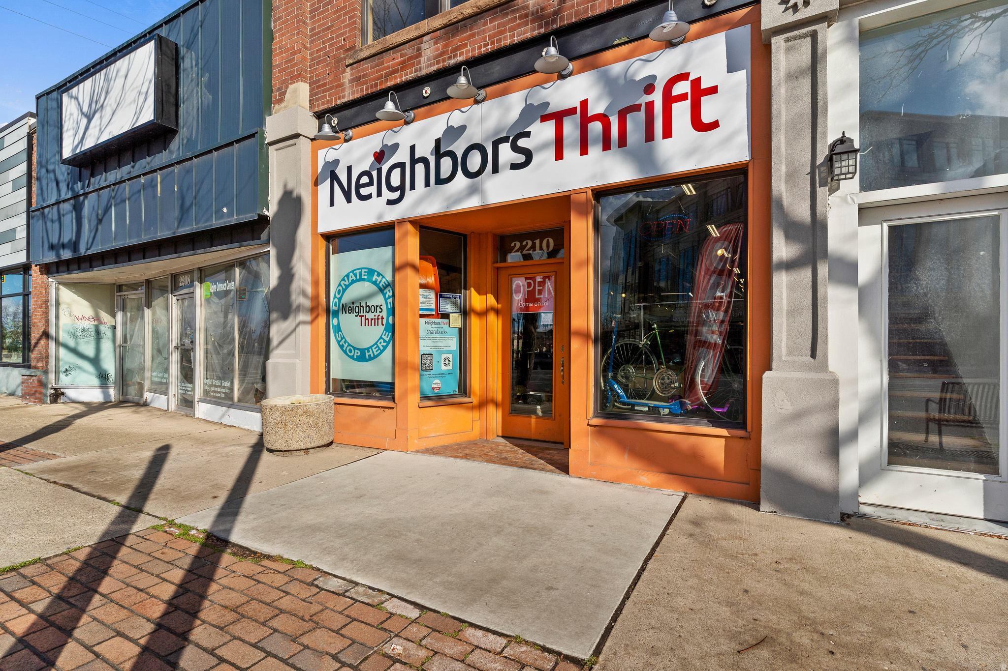 Main image without alt text