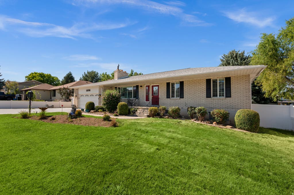 Photo of 1398 W HAWKSBILL DR, Salt Lake City, UT 84123 (MLS # 2175957)