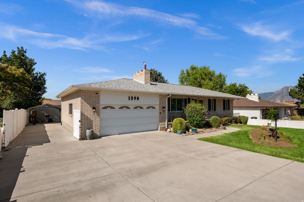 Photo of 1398 W HAWKSBILL DR, Salt Lake City, UT 84123 (MLS # 2175957)