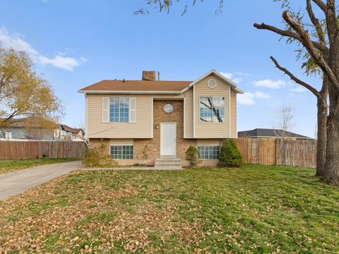 Photo of 336 W 150 N, Clearfield, UT 84015 (MLS # 2125710)