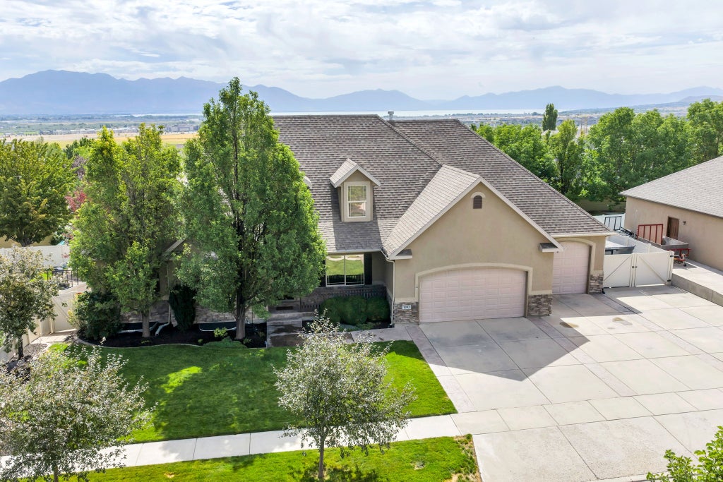 Photo of 1092 N COYOTE RUN, Saratoga Springs, UT 84045 (MLS # 2185964)
