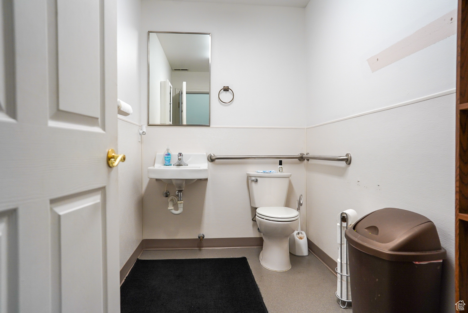 Main image without alt text