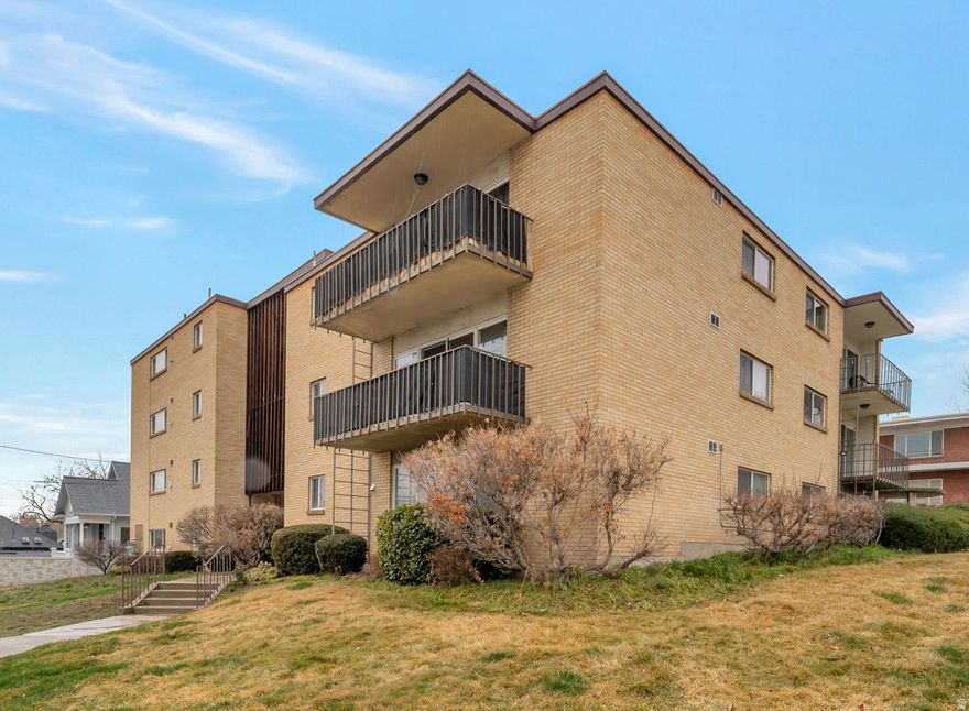 Top-floor condo with sweeping views of downtown SLC and the surrounding mountains-among the most impressive condo views currently on the market.  Remodeled in 2006 and maintained by the same owner since.  Ideally located in the historic Avenues, just minutes from downtown and the University of Utah.