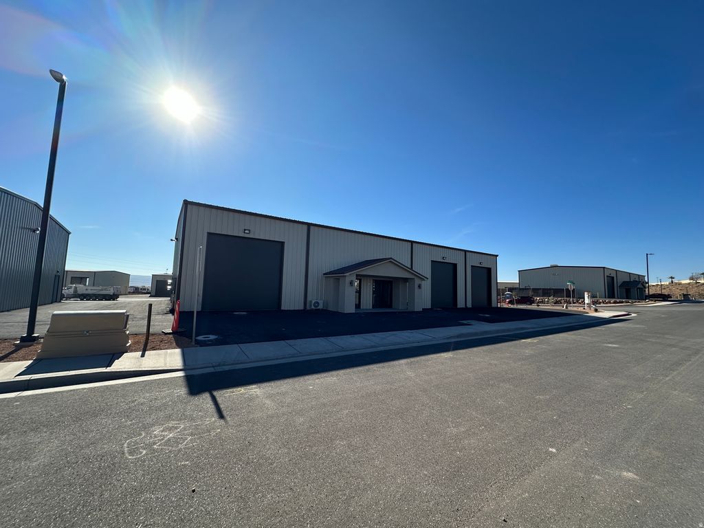 Photo of 5953 W SQUARETOP LN, Hurricane, UT 84737 (MLS # 2172915)