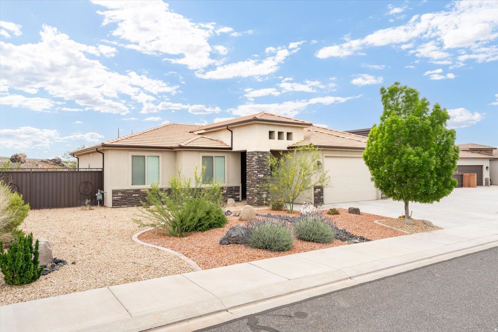 Photo of 2707 W 220 N, Hurricane, UT 84737 (MLS # 2153831)
