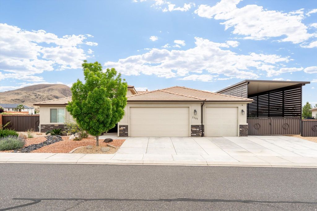 Photo of 2707 W 220 N, Hurricane, UT 84737 (MLS # 2153831)