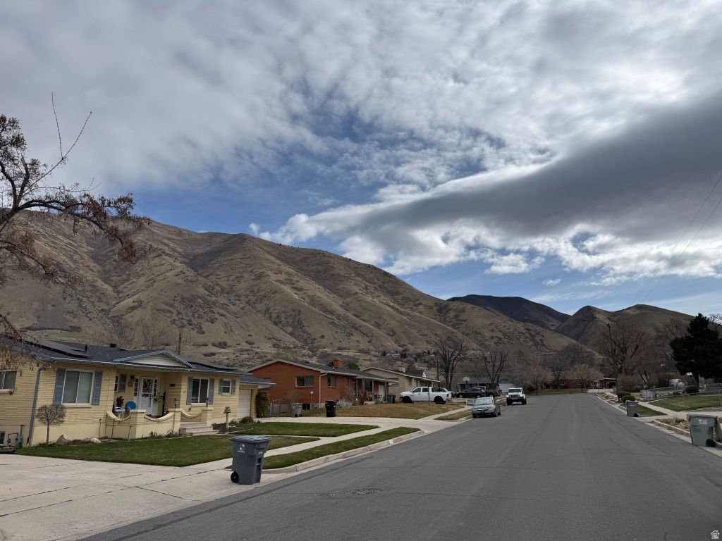 Photo of 1130 E HILLCREST Dr S, Springville, UT 84663 (MLS # 2143789)