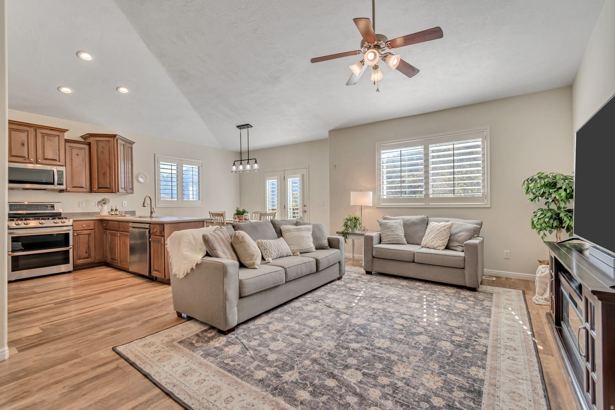 MAPLE HOLLOW - SUNCREST - Residential